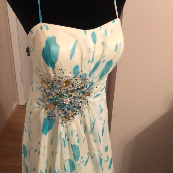 Stunning Couture gown with small train. - Picture 2 of 7